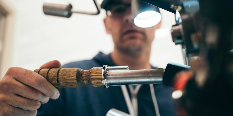 Ilustrasi penggemar olahraga menggunakan smartphone untuk mengakses informasi