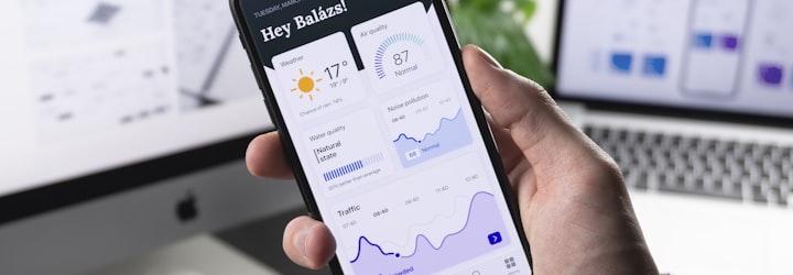 Ilustrasi berbagai perangkat mobile seperti smartphone dan tablet yang menampilkan situs web responsif